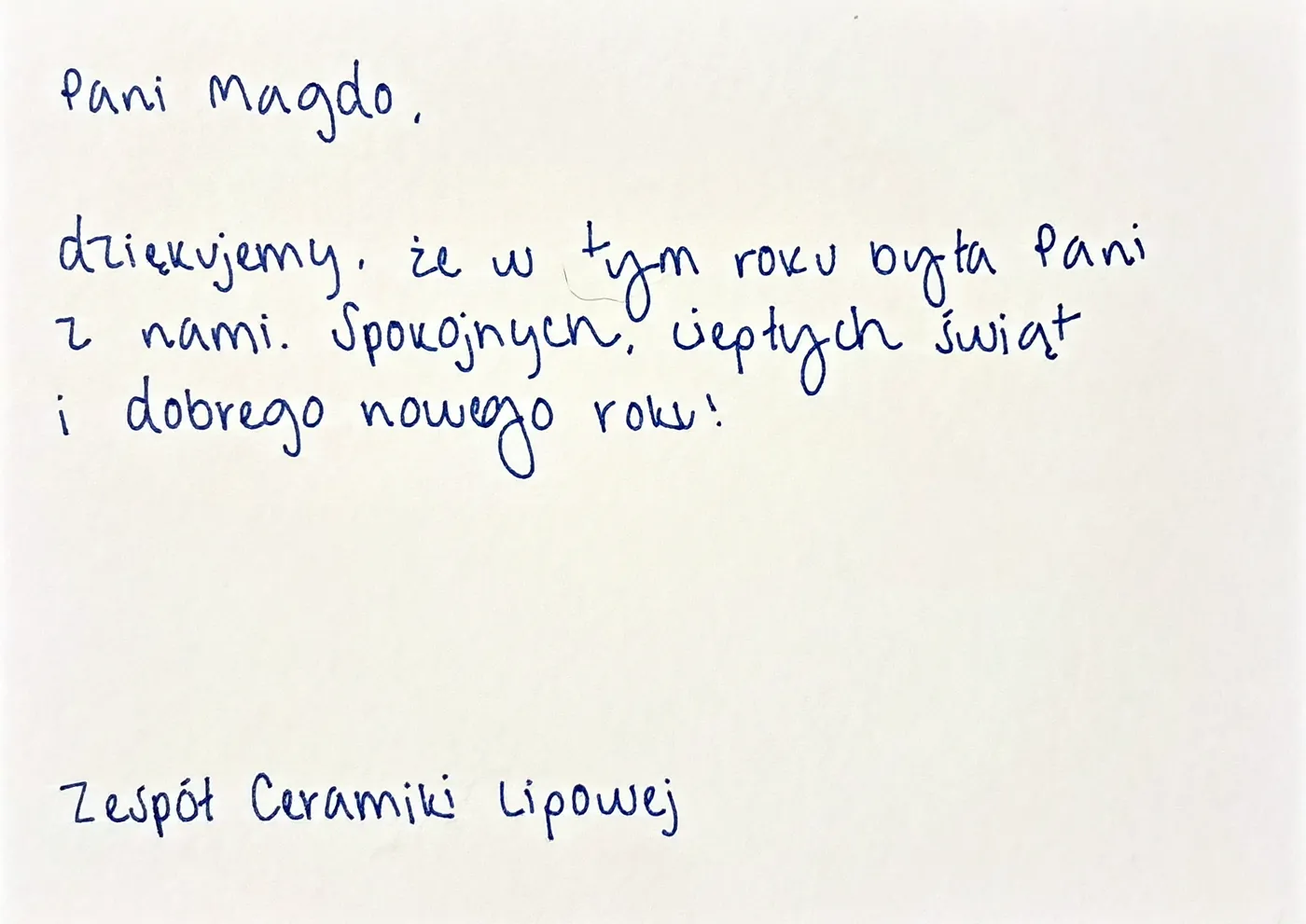 Ręcznie pisana kartka świąteczna dla klientki: „Pani Magdo, dziękujemy, że w tym roku była Pani z nami. Spokojnych, ciepłych świąt i dobrego nowego roku!” podpisana „Zespół Ceramiki Lipowej”